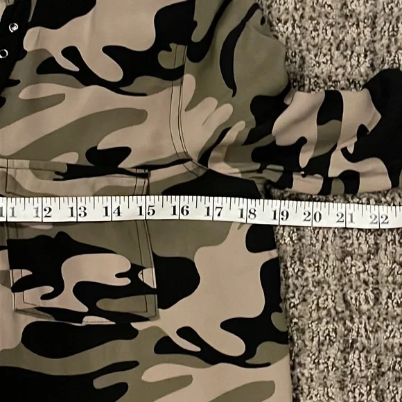 Rock & Republic Women Green Camo Lace up Pullover Shirt size Small - Picture 7 of 8